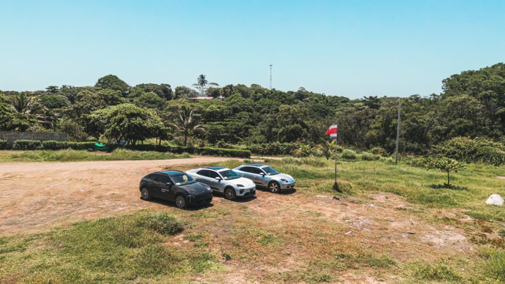 Tres Macan Electric recorren Costa Rica en el Porsche SUV Experience 2025.