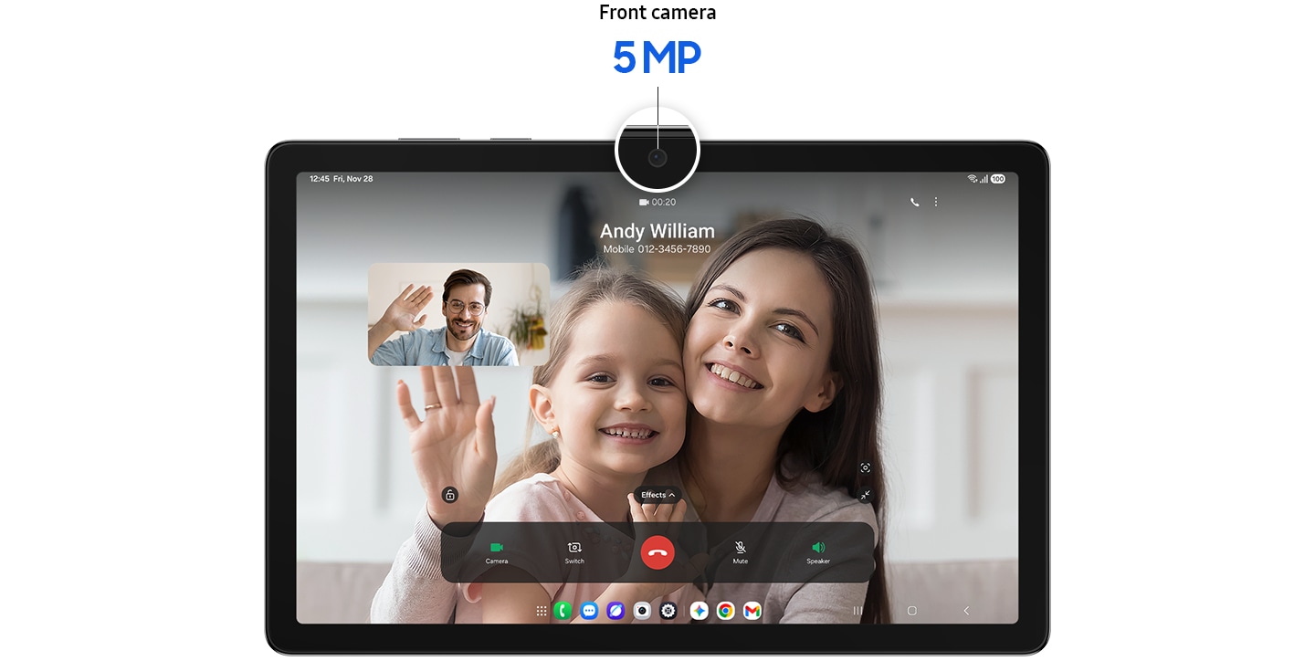 La Galaxy Tab A11+ está colocada horizontalmente y muestra una interfaz de videollamada activa. En la pantalla, una mujer identificada como Andy William sonríe. Junto a ella, se ve a una niña pequeña saludando con la mano. Una ventana más pequeña muestra a un hombre con gafas, lo que sugiere que se trata de una familia poniéndose al día a través de una videollamada. La cámara frontal aparece ampliada, con el texto Cámara frontal de 5 MP encima. La barra inferior muestra los iconos de las aplicaciones en la interfaz de videollamada.